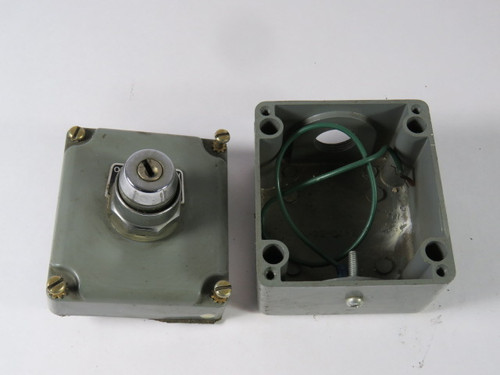 Square D 9001KY1 Pushbutton Enclosure Series A 1-Cable Entry 1-30MM Hole USED