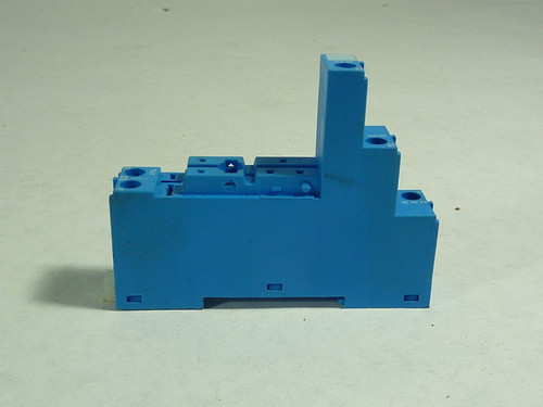 Finder Type 95.03 Relay Socket 300V 10A Blue *No Clip* USED
