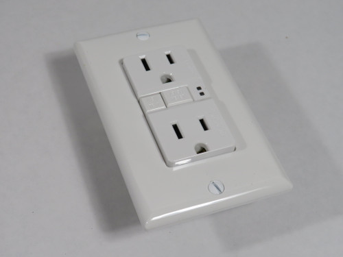 Eaton TRSGF15W-BOX Duplex Tamper-Resistant GFCI Receptacle 15A 125V 3W 2P NEW