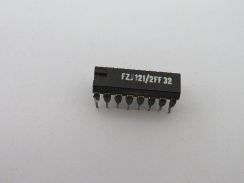 Generic FZJ121/2FF32 Master-Slave Flipflop w/Set and Reset 16-Pin USED