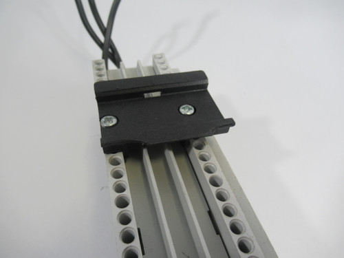 Siemens 8US1-251-5DM07 Busbar System Device Adapter CRACK TO RAIL MOUNT USED