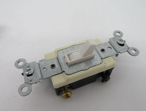 Leviton 1104-CW Commercial Grade White Toggle Switch 15A 120V 4-Way BOX DMG NEW