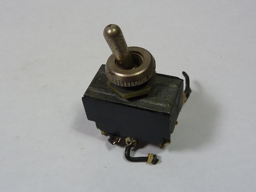 Cutler Hammer 8811 Toggle Switch 15A 250VAC USED