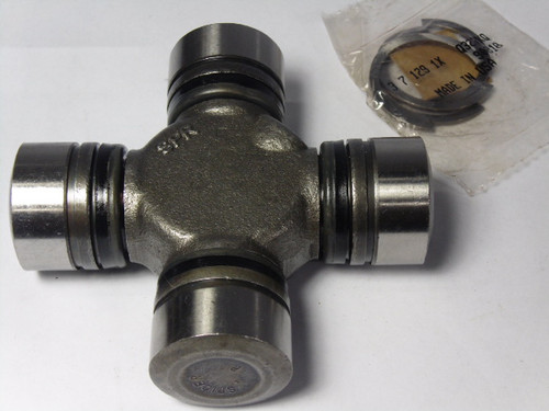 Ford D8TZ-3249-A Axle Shaft Universal Joint ! NOP !