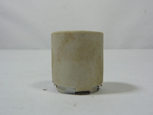 Leviton 3152 Ceramic Incandescent Lampholder 660W 600V USED