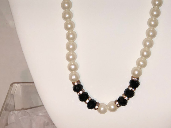 Women’s Pearl Necklace with Black Accents