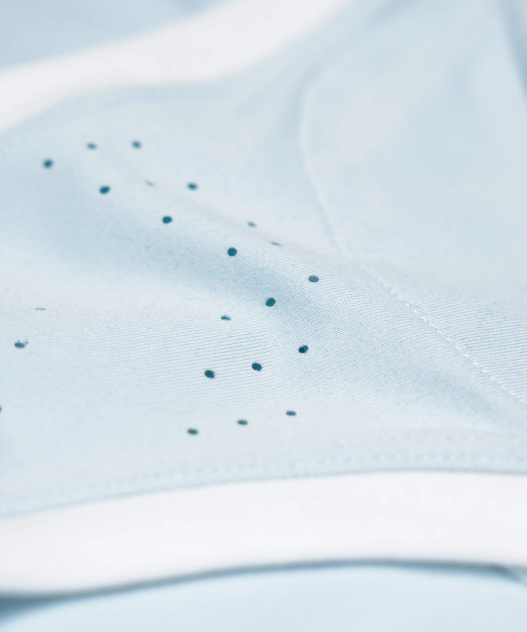 Energize Tank, light blue performance tank with Apex-shaped ventilation panel, close-up view