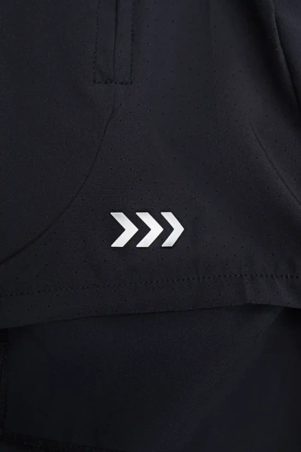 Momentum Active Short, black short mesh ventilation zone close-up