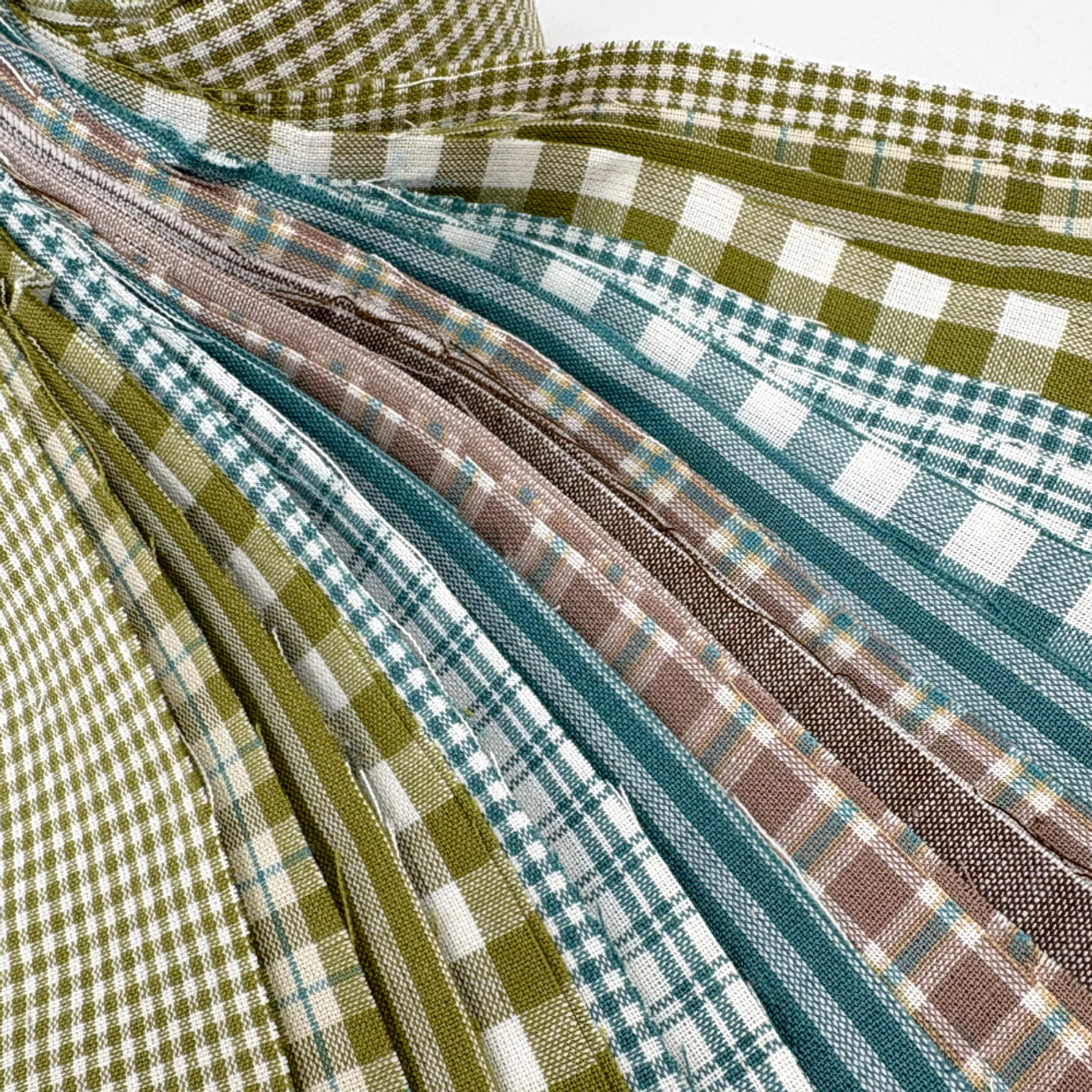 Bluegrass Homespun Fabric 2.5 X 44 inch Precut Roll (Jelly Roll) - 22 pc. Bluegrass Homespun Fabric 2.5 X 44 inch Precut Roll (Jelly Roll) - 22 pc.