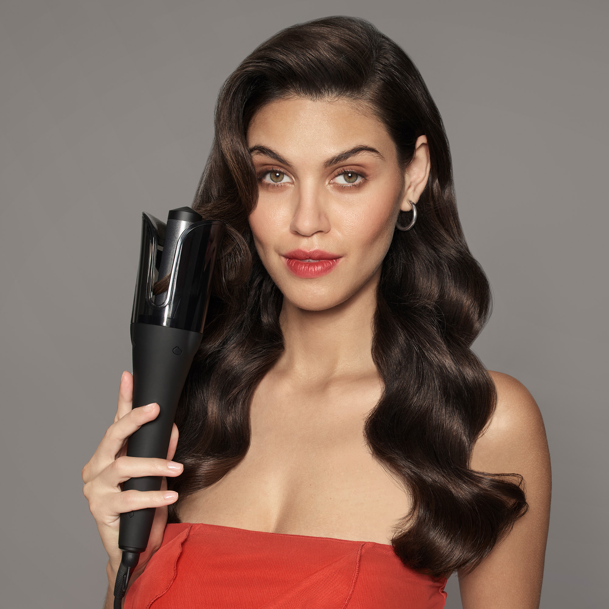 Audible beep to indicate time using hair curler for more defined or soft waves