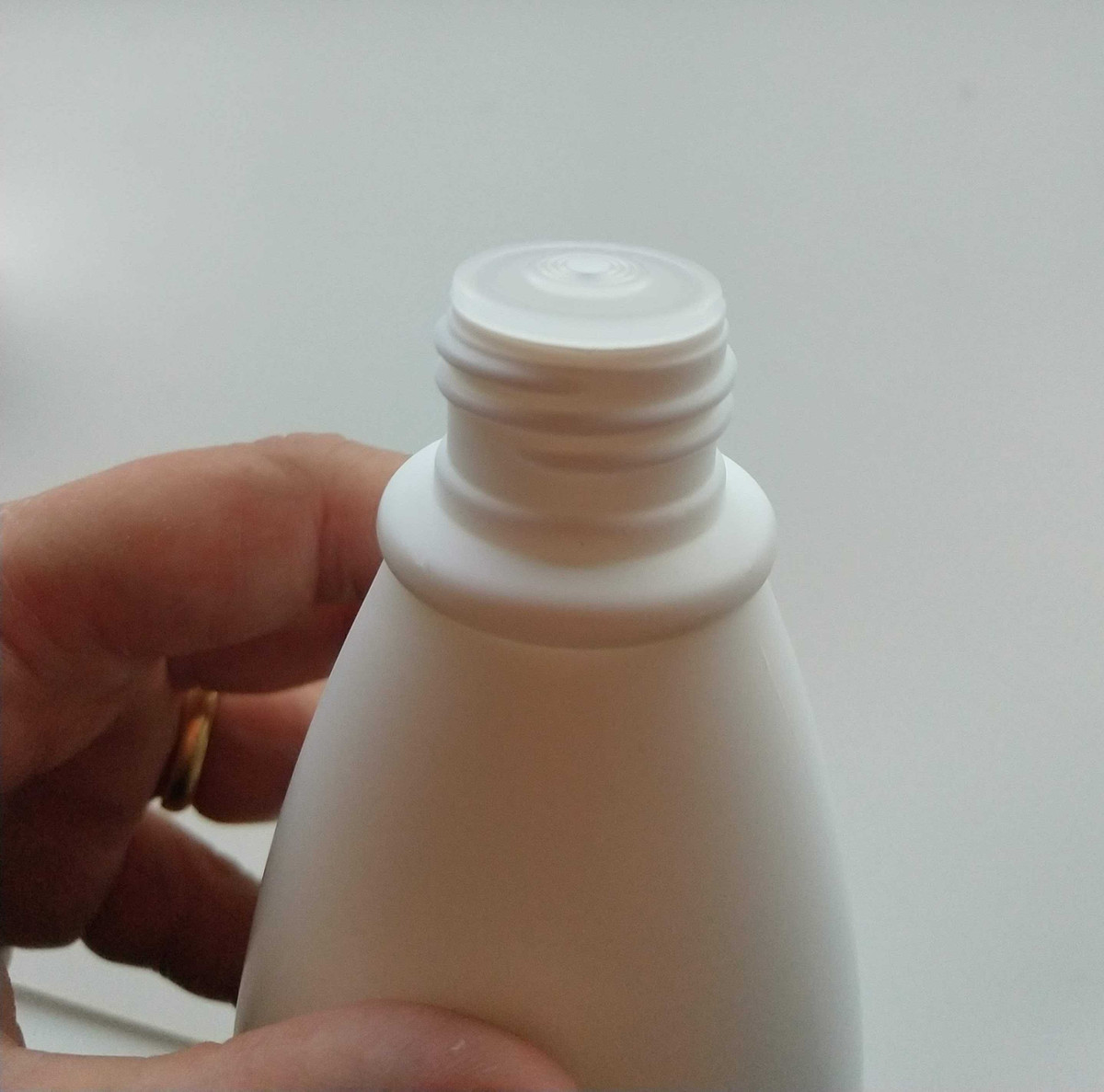 280 ml White HDPE Plastic Lotion Bottle with Orifice Reducer and Overcap | Plastic Bottles
