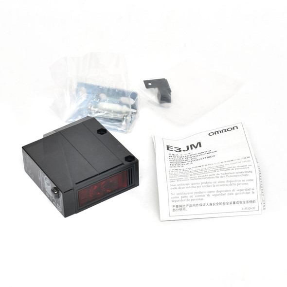 Omron E3JM-DS70M4-US Photoelectric Sensor 700mm Diffuse