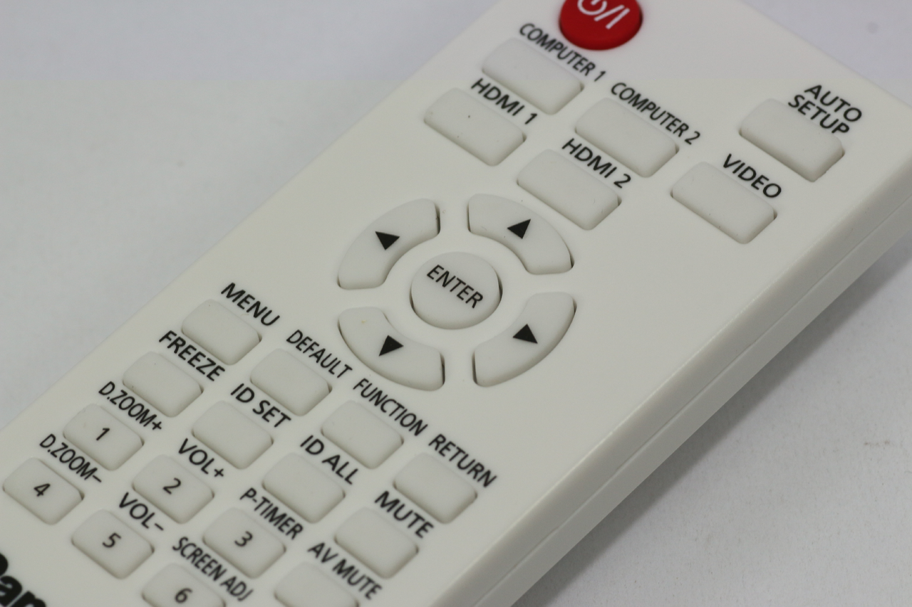 Panasonic Fernbedienung N2QAYA000088 – Originalersatz Für Projektoren PT-VZ570, VW530, VX600