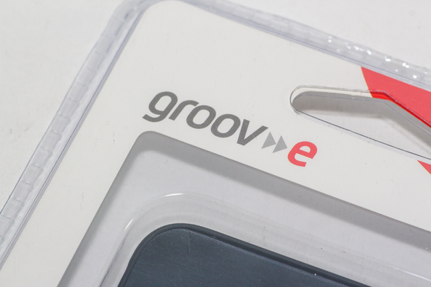 iPod Touch Hard Shell Case From Groov-e With Screen Protector and Cleaning Cloth