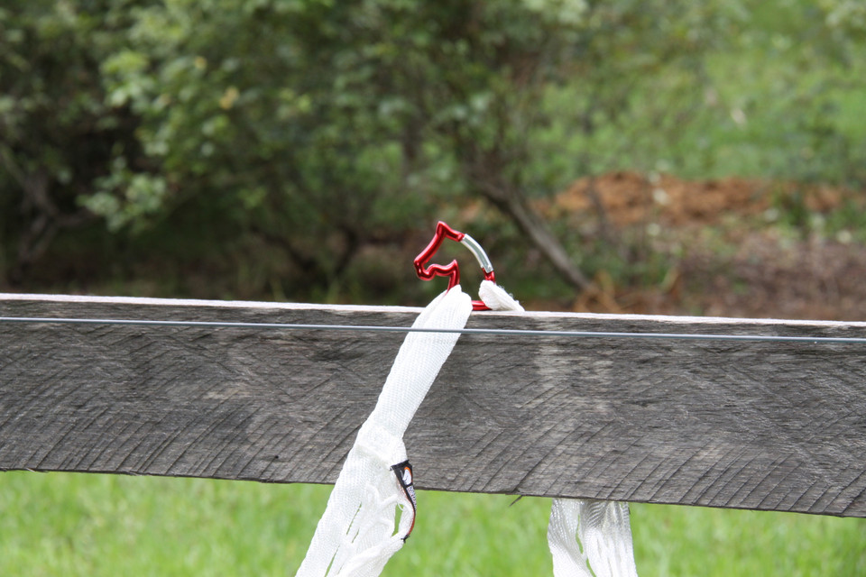 WHE Slow Feed Hay Net With Free Aluminium Carabiner.