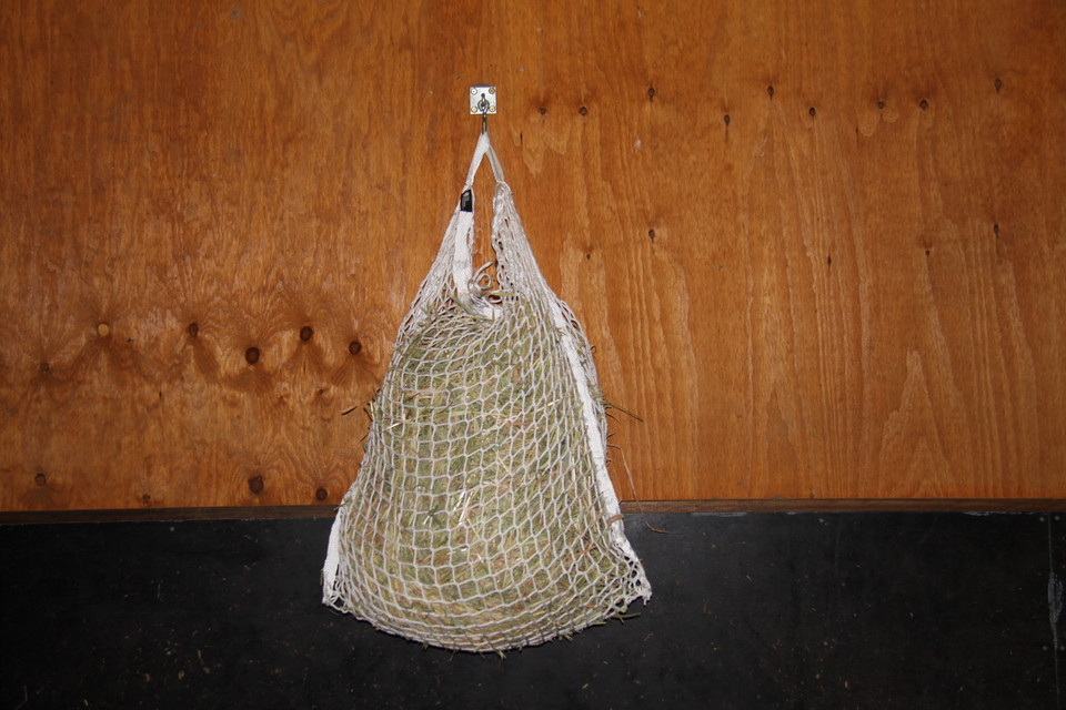 WHE Slow Feed Hay Net With Free Aluminium Carabiner.
