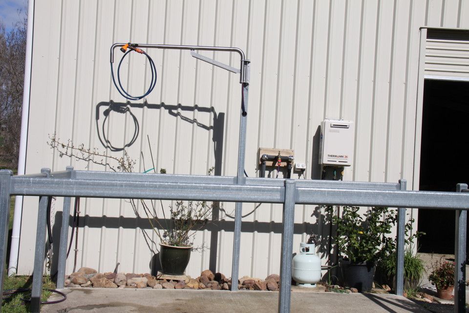 This Wall Mount Hose Boom is supplemented by a Thermann 26 instantaneous gas hot water unit.   Gas supplied from a 9kg bottle for year round hot water supply.