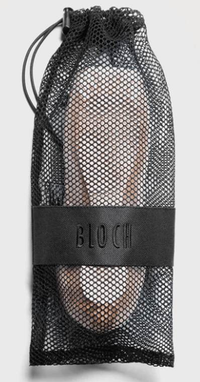 A practical mesh drawstring bag, ideal for keeping your pointe shoes together whilst allowing them to air. Pointe Shoes not included. A58200 BLOCH MESH POINTE SHOE BAG