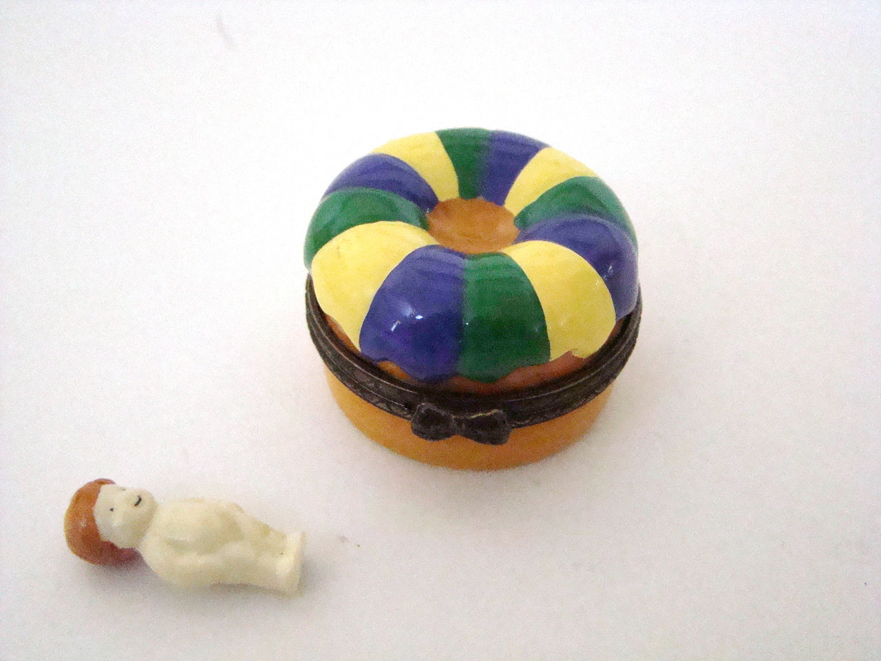 King Cake with Baby Porcelain Hinged Box PHB (21098-7)