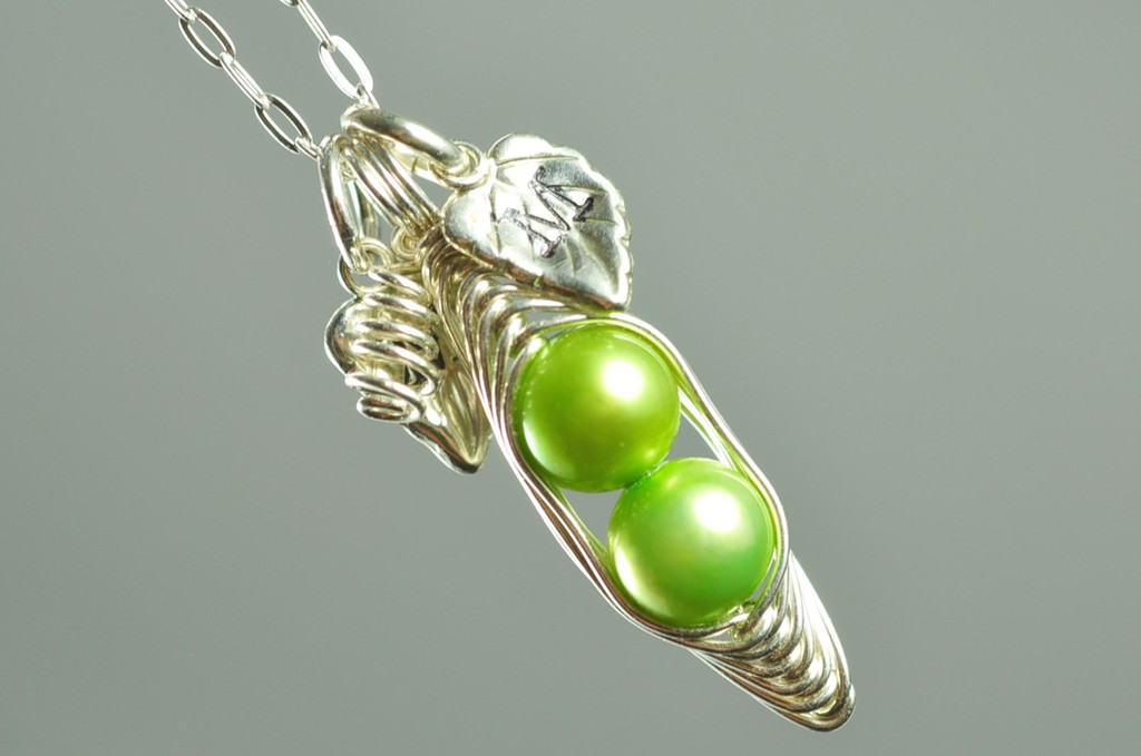 great gift for mom! pea pod necklace with initial leaf charms | muyinjewelry.com
