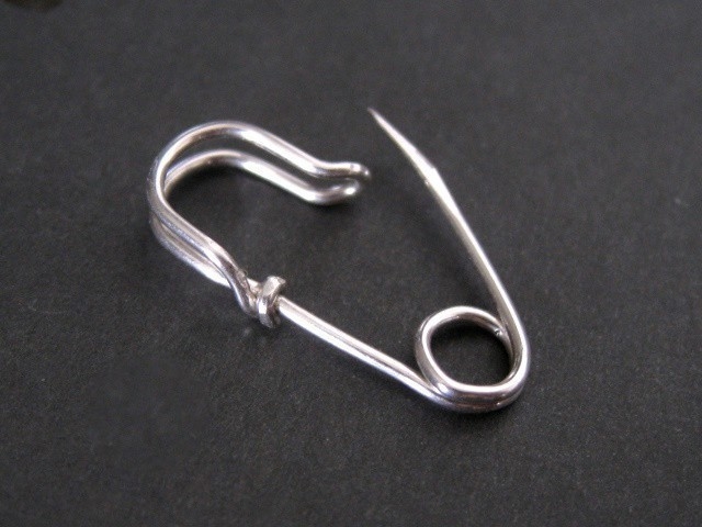 MINI SAFETY PIN brooch - Mu-Yin Jewelry