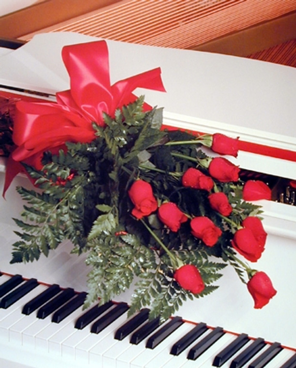 Red Roses on Piano Romantic Musical Instrument Wall Decor Art Print Poster (16x20)