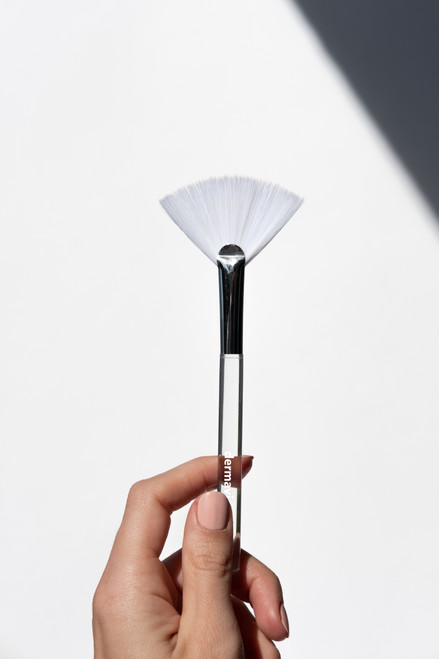 Facial Fan Brush