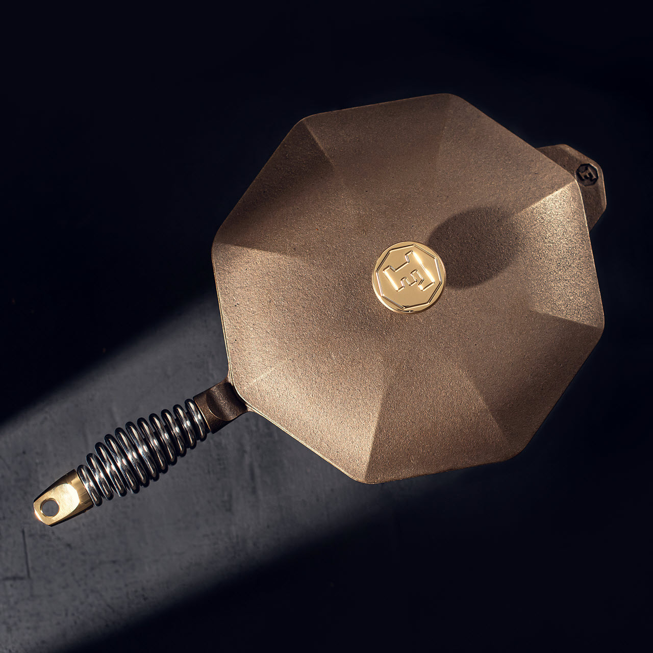 FINEX 10" Octagonal Pre-Seasoned Cast Iron Skillet with Speed Cool Spring Handle and Cover - Thumbnail 5