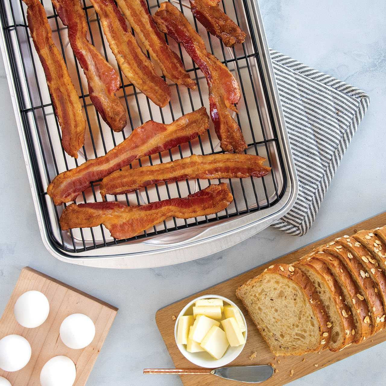 https://cdn11.bigcommerce.com/s-21kj3ntgv1/images/stencil/1280x1280/products/535/2088/Nordic-Ware-Oven-Crisp-Baking-Tray-with_Bacon__00862.1633992360.jpg?c=2