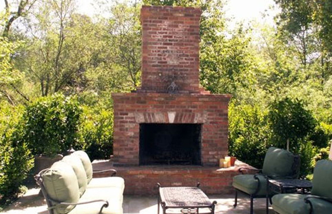 Fire Pit or Fire Place - Which One is the Best For You?