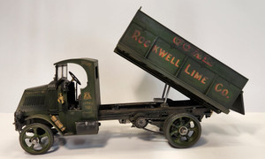 Atlantis Models - 1926 Mack Bulldog Dump Truck 1:24 - 2400
