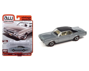 Auto World 1:64 1966 Oldsmobile 442 Silver Mist Poly Premium 2023 Release 2 Version B- Diecast