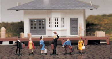 Bachmann - Ho Waiting Passengers - 42330
