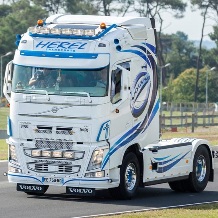 Italeri Model Kits - Volvo FH 4 Globetrotter(Med Roof) 1:24 - 3942 Italeri Model Kits - Volvo FH 4 Globetrotter(Med Roof) 1:24 - 3942