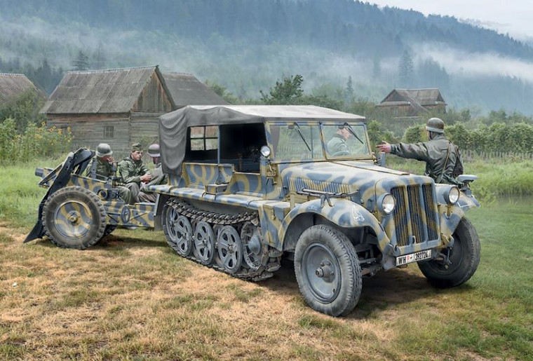 Italeri Model Kits - Sd.Kfz. 10 Demag w/Le.IG18 1:35 - 6595