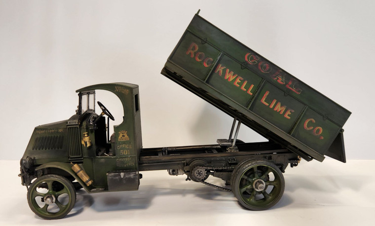 Atlantis Models - 1926 Mack Bulldog Dump Truck 1:24 - 2400