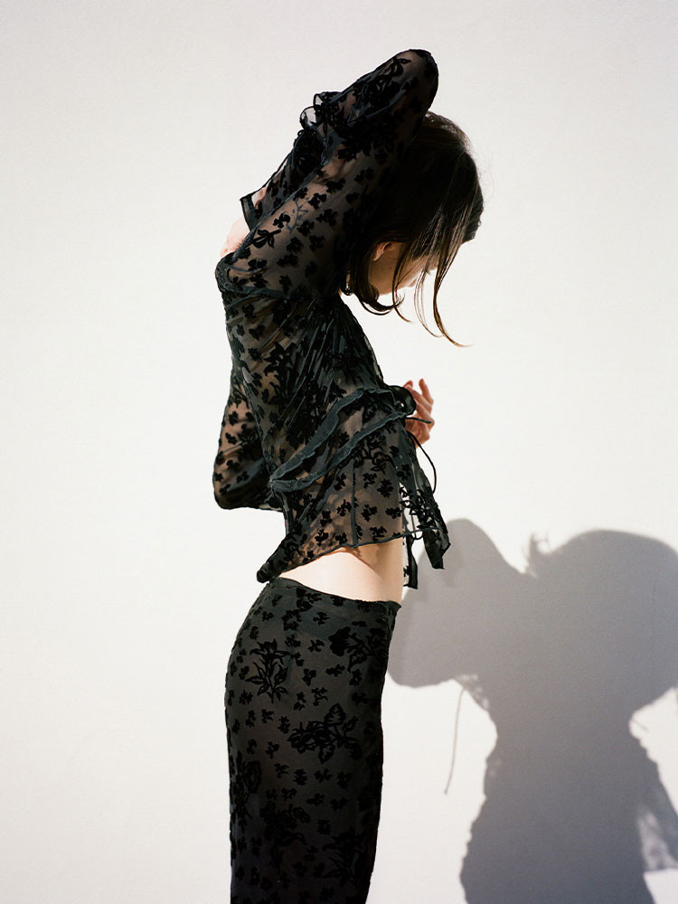 The Anaïs Cosmos Devoré Black Floral Velvet Blouse Réalisation Par