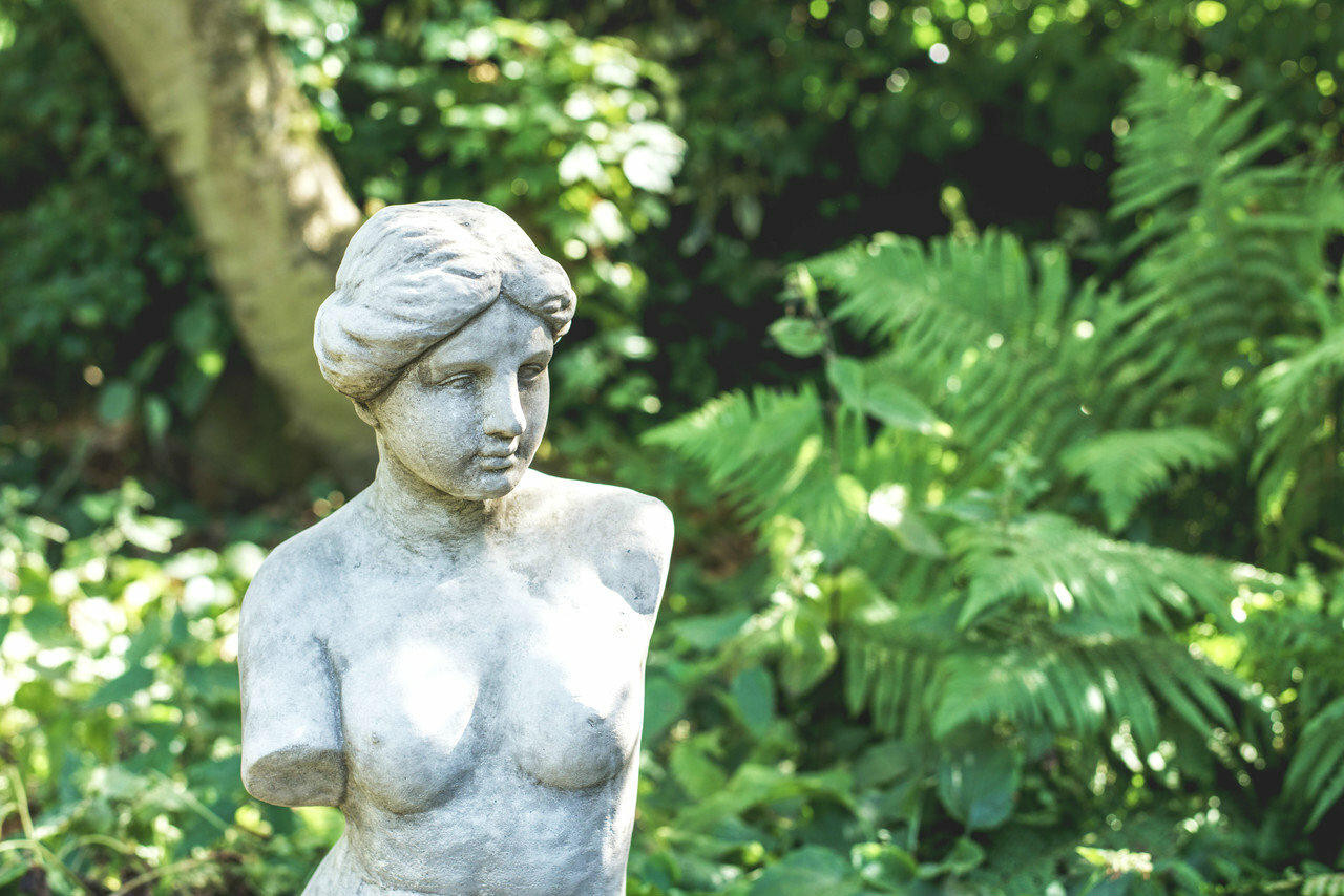 Classic 'Venus' Style Stone Garden Statue