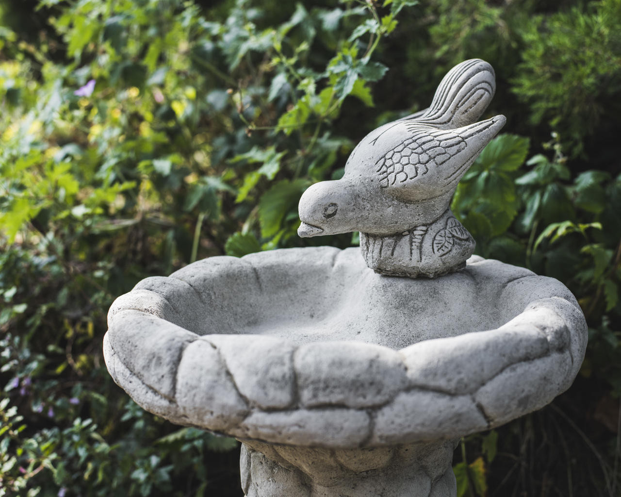 Enchanting Stone Cast Pebble Design Birdbath with Bird