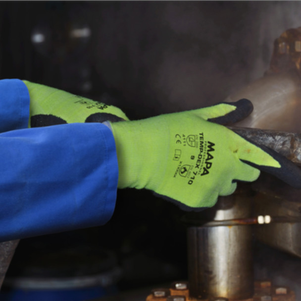 71012 - MAPA TempDex 710 Thermal Protection Safety Gloves - Gripping Pipe
