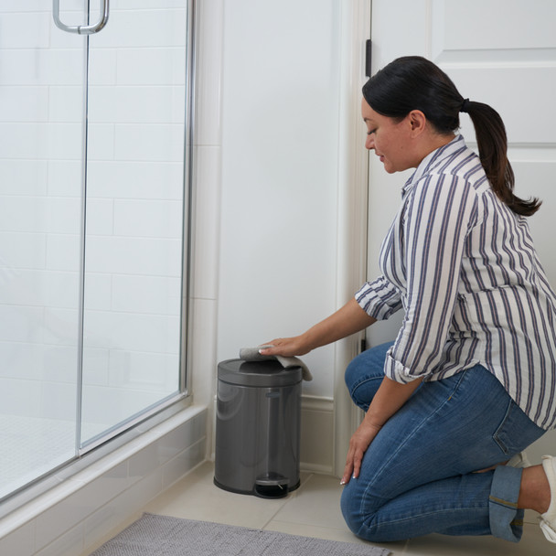 2179250 - Rubbermaid Round Pedal-Operated Wastebasket - 6 Ltr - Charcoal - Lady Cleaning Surface with Microfibre Cloth 2179250 - Rubbermaid Round Pedal-Operated Wastebasket - 6 Ltr - Charcoal - Lady Cleaning Surface with Microfibre Cloth
