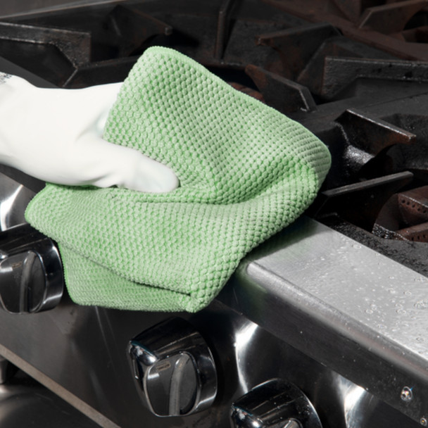 Spontex Green MF Pro Recycled Microfibre Cloth Being used to Clean the Edge of a Cooker