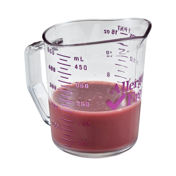 568ml Cambro Allergen-Safe Measuring Jug Filled with Purple Liquid