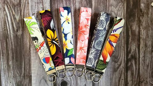 Discover the perfect accessory for a touch of the tropics with a Hawaiian Paradise Key Chain Wristlet. Say aloha to organization and vibrant design! in-Threadable