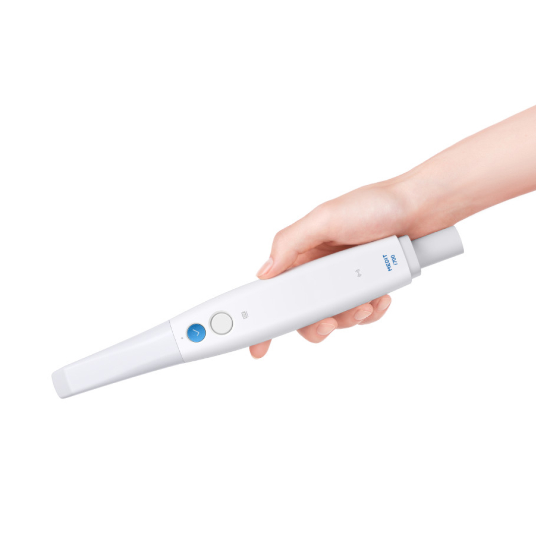 The MEDIT i700 Wireless is being held by a hand.
