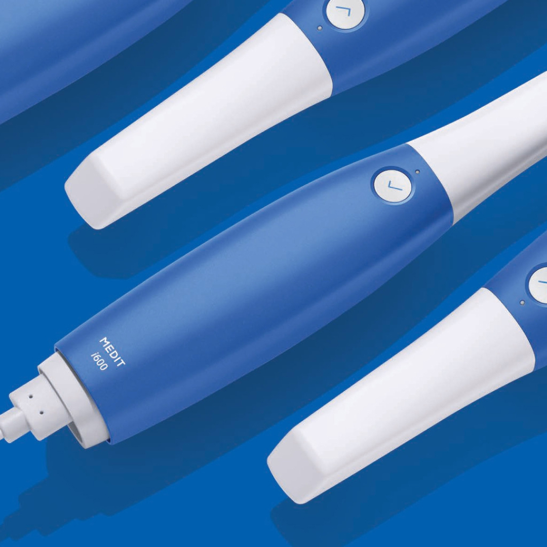 A few MEDIT i600 units next to each other against a blue background.