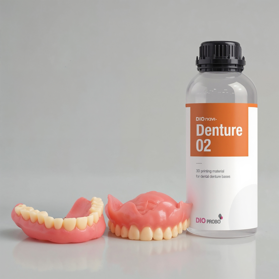 The Denture02 (1000g) bottle is next to two prostheses.