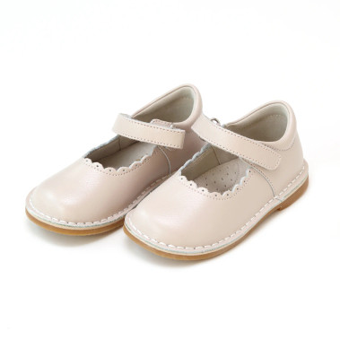 Caitlin Pebble Almond Scalloped T Strap Size 1Y Lamour Shoes