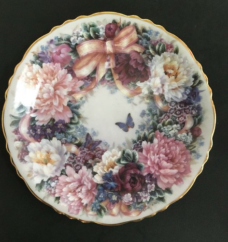 Circle Of Love Closed Floral Greetings