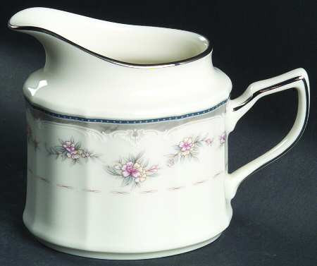 Traviata Creamer